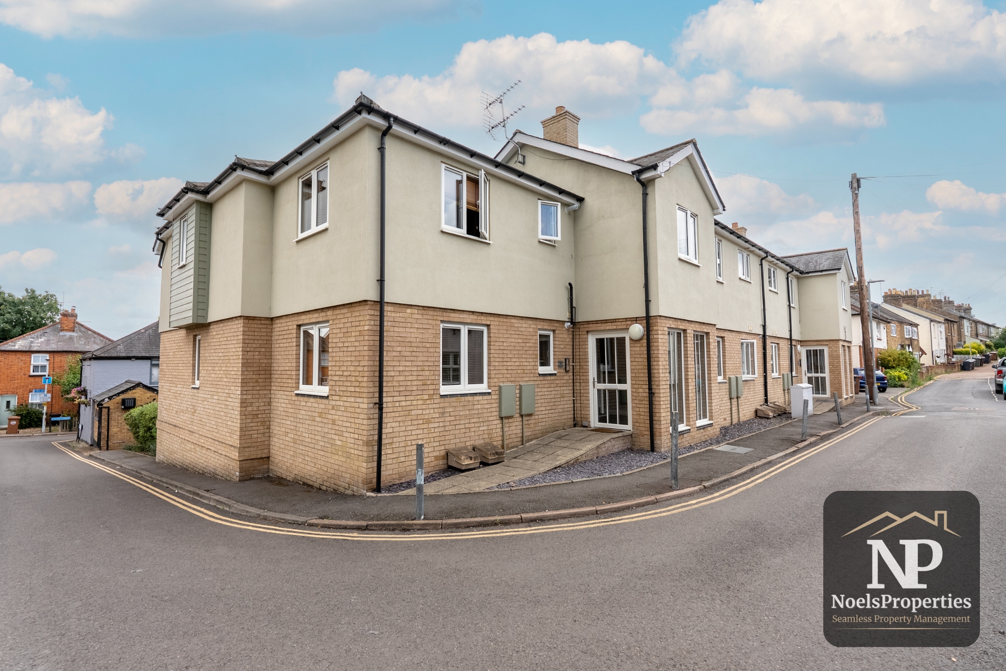 2 Bedrooms Flat - Town Centre Location